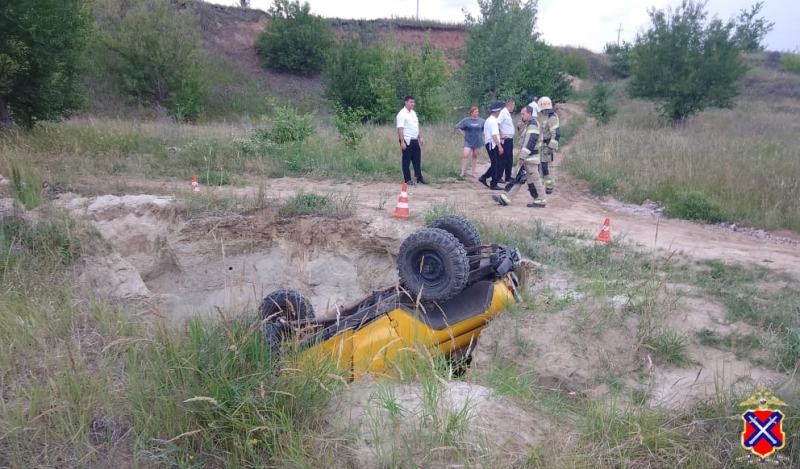 В Волгоградской области автомобиль свалился в песчаный карьер